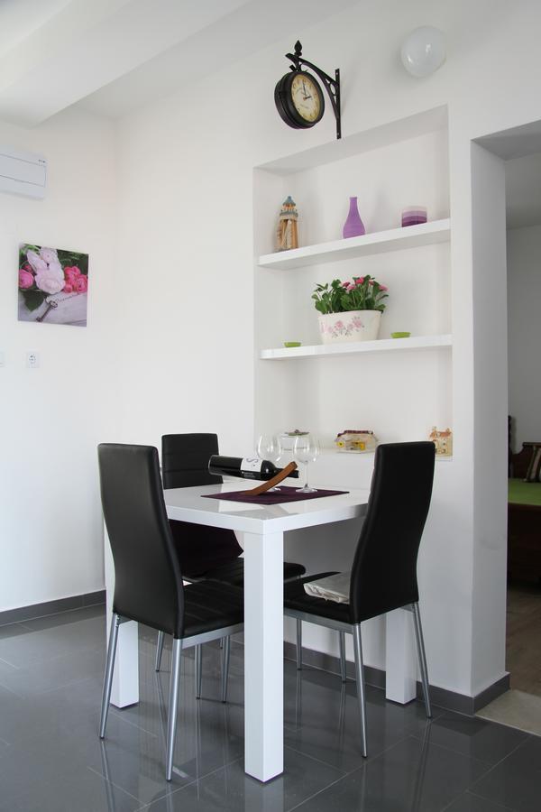 Apartment Paula With Private Jacuzzi And Parking- Near The Beach Zara Esterno foto