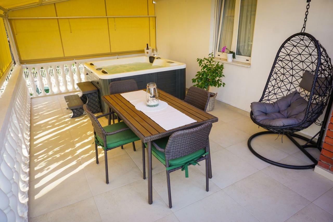 Apartment Paula With Private Jacuzzi And Parking- Near The Beach Zara Esterno foto