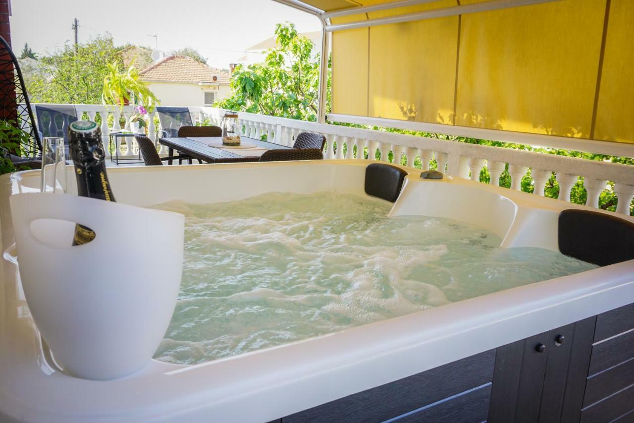 Apartment Paula With Private Jacuzzi And Parking- Near The Beach Zara Esterno foto