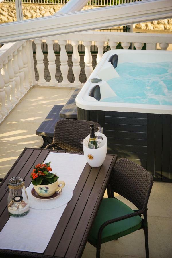 Apartment Paula With Private Jacuzzi And Parking- Near The Beach Zara Esterno foto