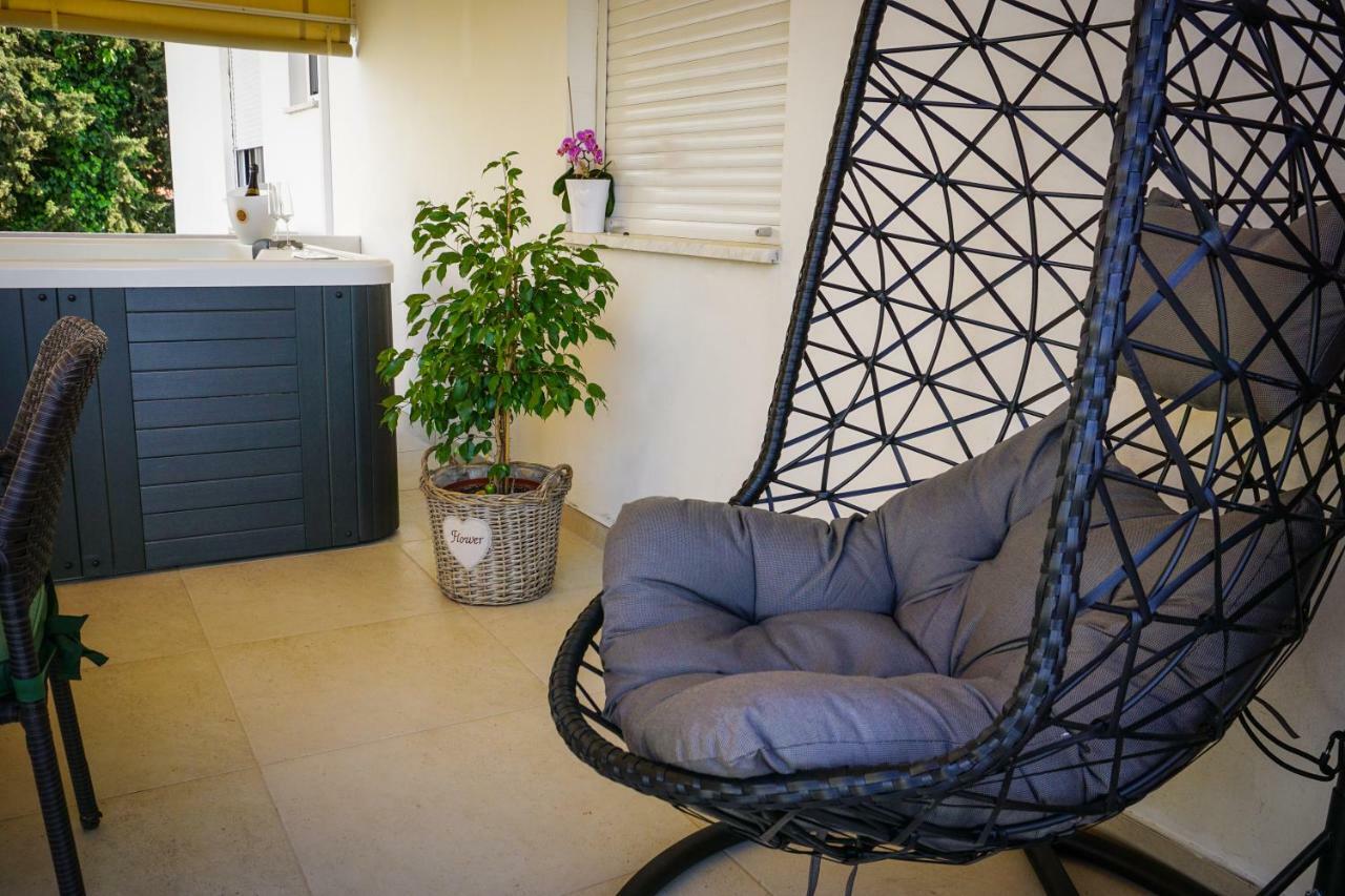 Apartment Paula With Private Jacuzzi And Parking- Near The Beach Zara Esterno foto
