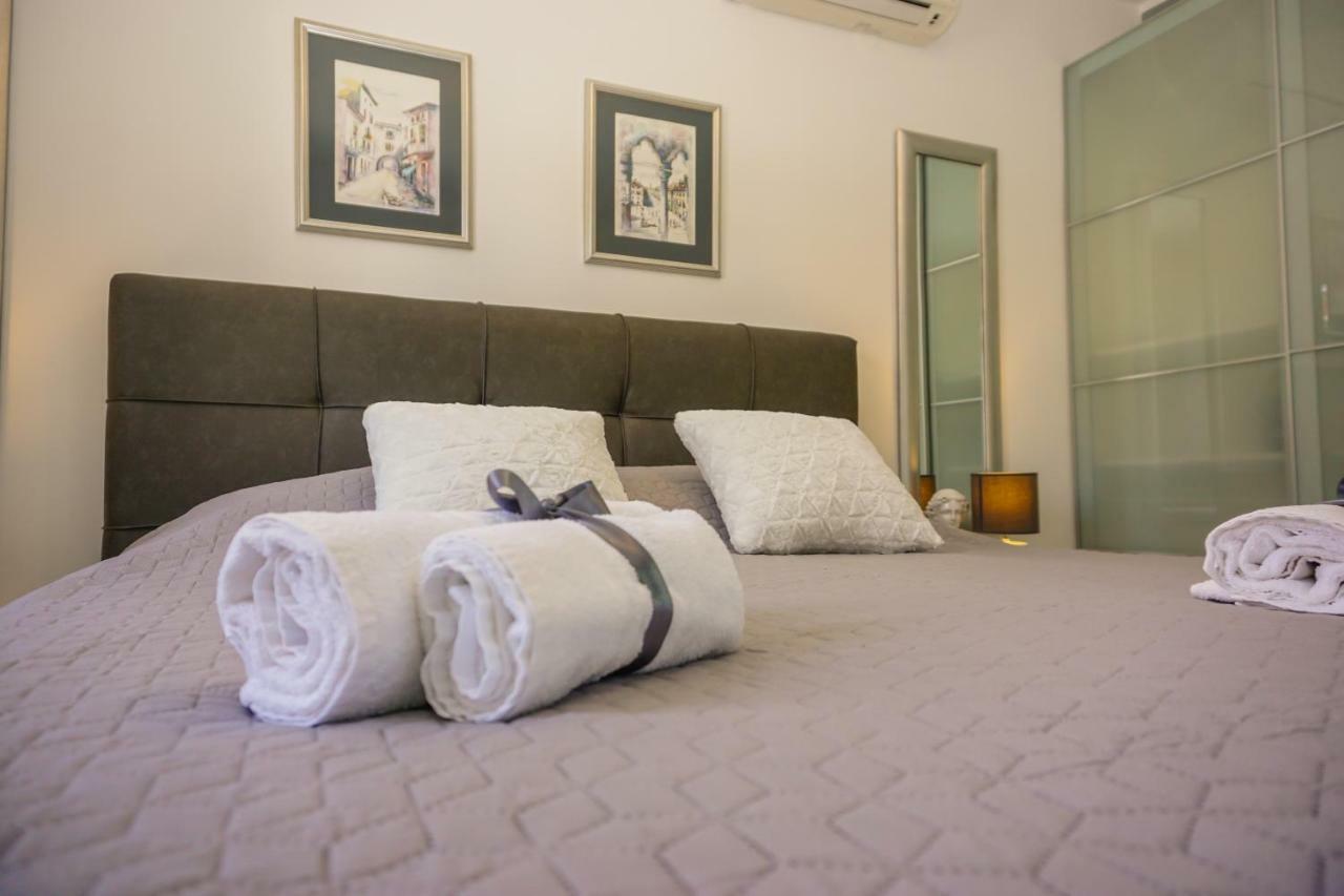 Apartment Paula With Private Jacuzzi And Parking- Near The Beach Zara Esterno foto