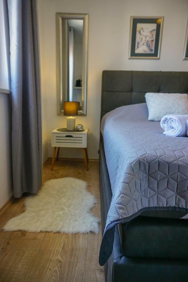 Apartment Paula With Private Jacuzzi And Parking- Near The Beach Zara Esterno foto